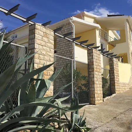 Charmantes Mit Balkon Und Pool By Interhome *